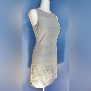 Made exclusively for Banana Republic dress. Crew neck. Sleeveless.
Straight hem.